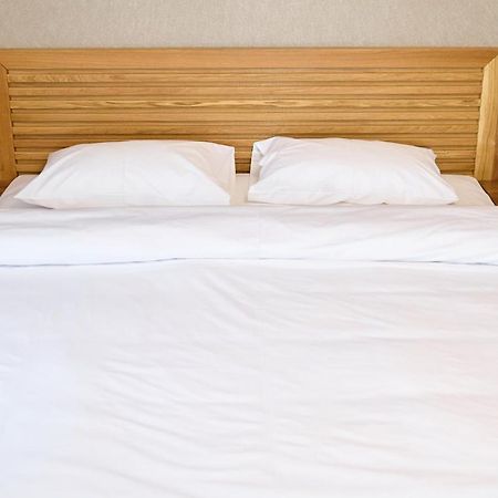 Hotel Eden Rimnicu Sarat Exteriör bild