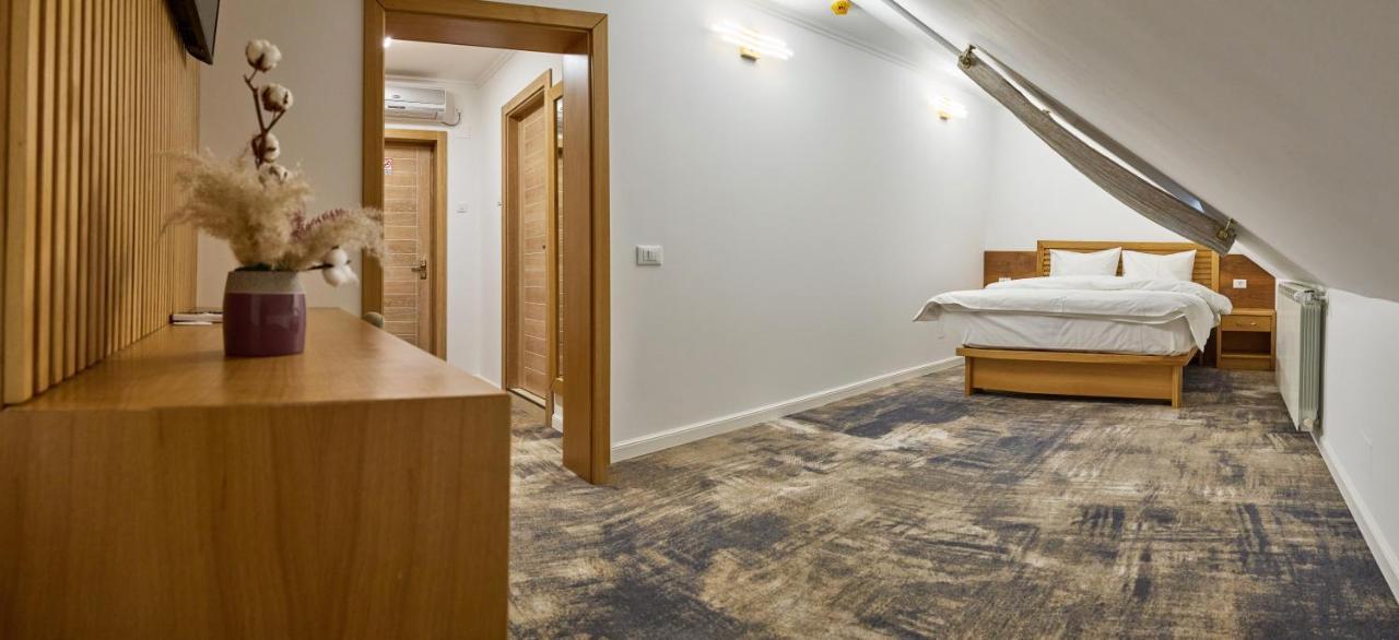 Hotel Eden Rimnicu Sarat Exteriör bild