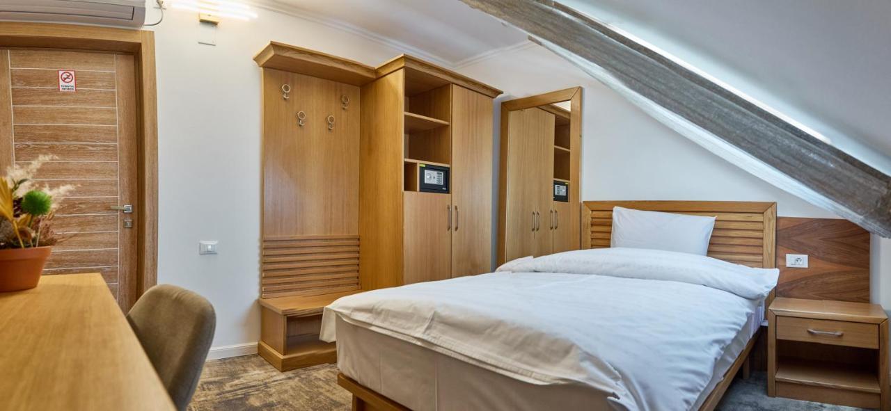 Hotel Eden Rimnicu Sarat Exteriör bild