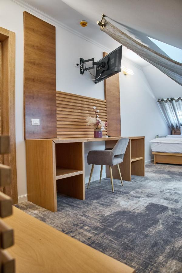 Hotel Eden Rimnicu Sarat Exteriör bild