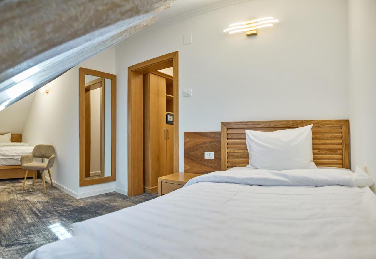 Hotel Eden Rimnicu Sarat Exteriör bild