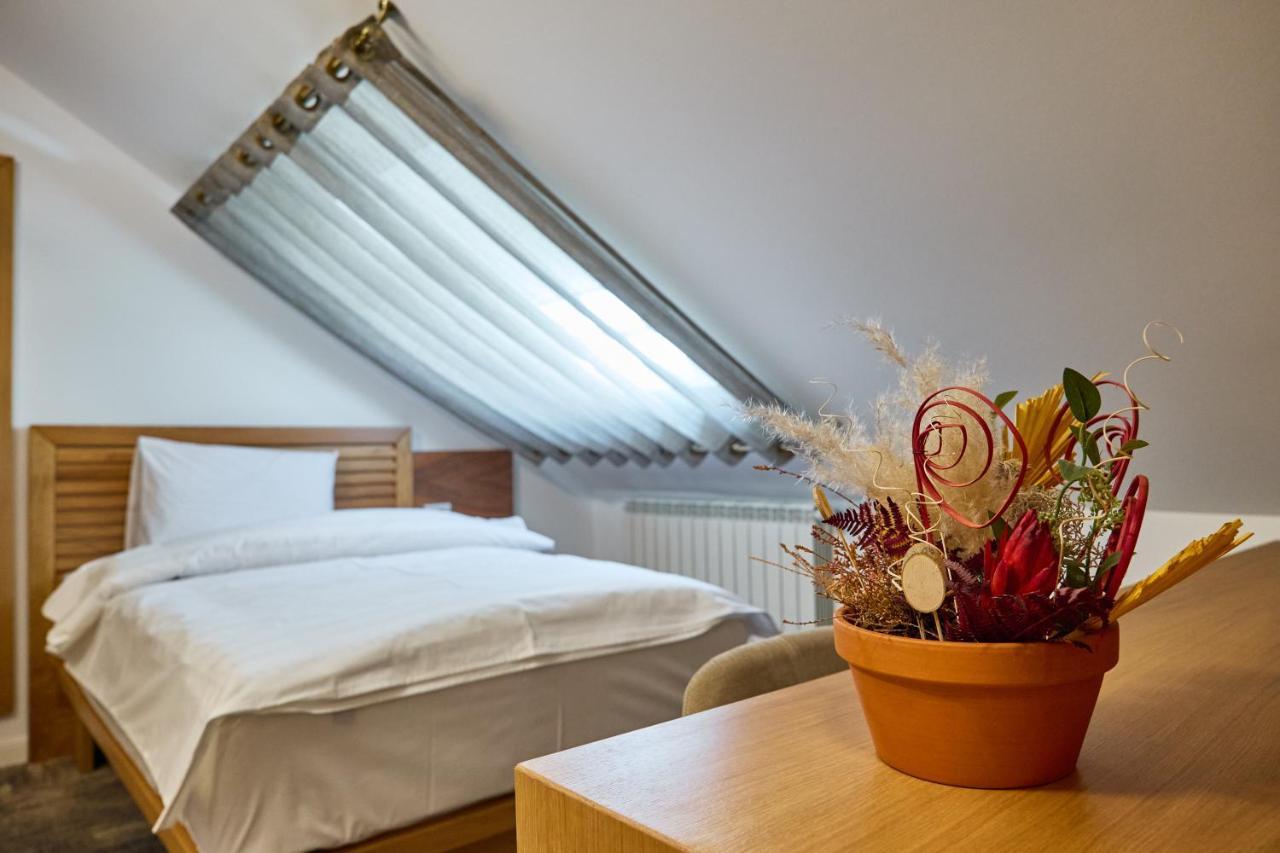 Hotel Eden Rimnicu Sarat Exteriör bild