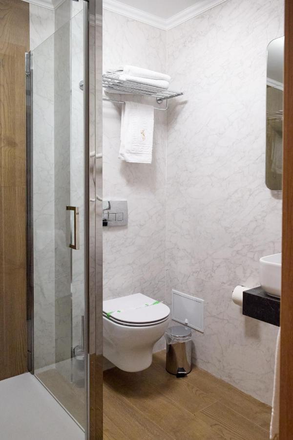 Hotel Eden Rimnicu Sarat Exteriör bild