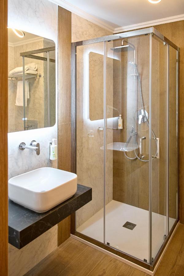 Hotel Eden Rimnicu Sarat Exteriör bild