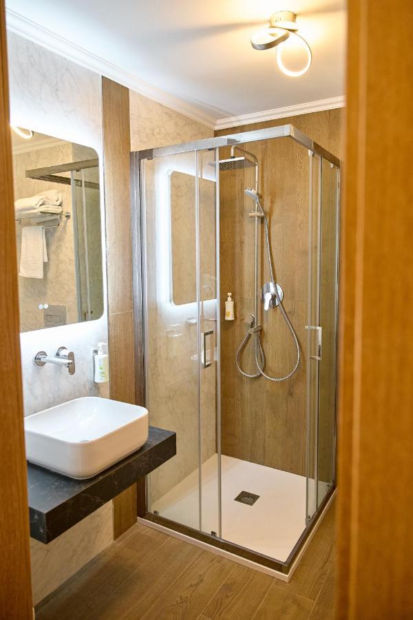 Hotel Eden Rimnicu Sarat Exteriör bild