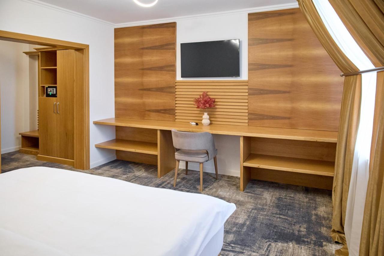 Hotel Eden Rimnicu Sarat Exteriör bild