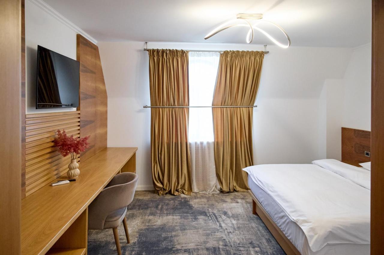 Hotel Eden Rimnicu Sarat Exteriör bild