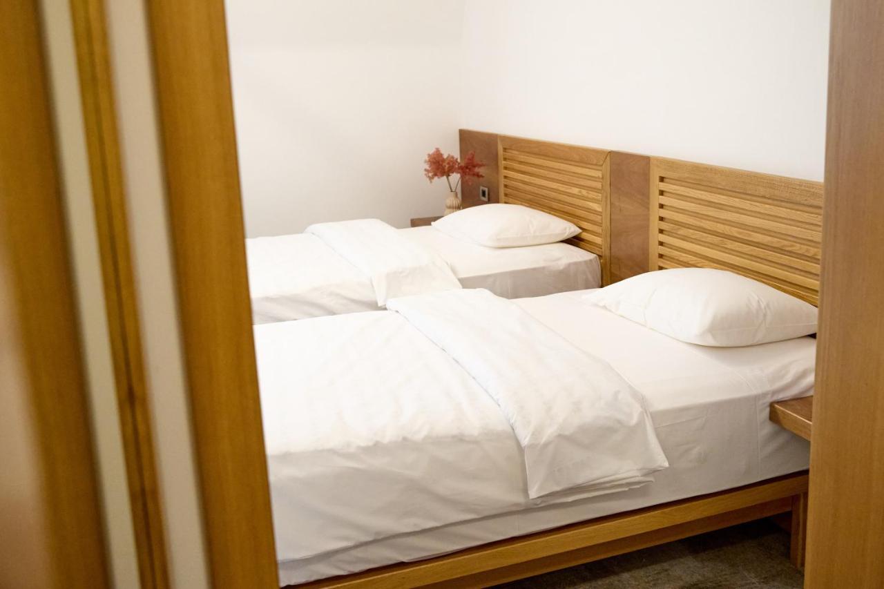 Hotel Eden Rimnicu Sarat Exteriör bild