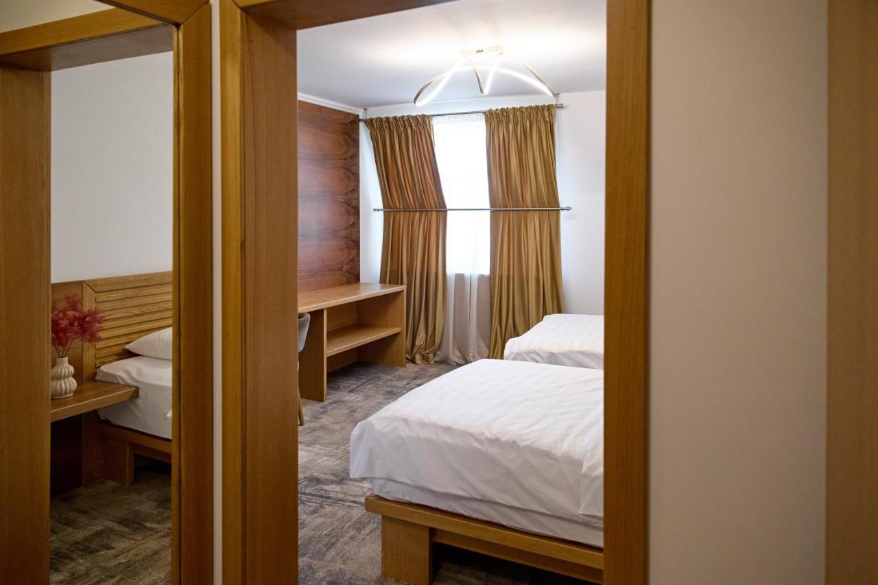 Hotel Eden Rimnicu Sarat Exteriör bild