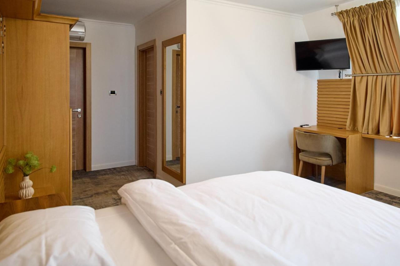 Hotel Eden Rimnicu Sarat Exteriör bild
