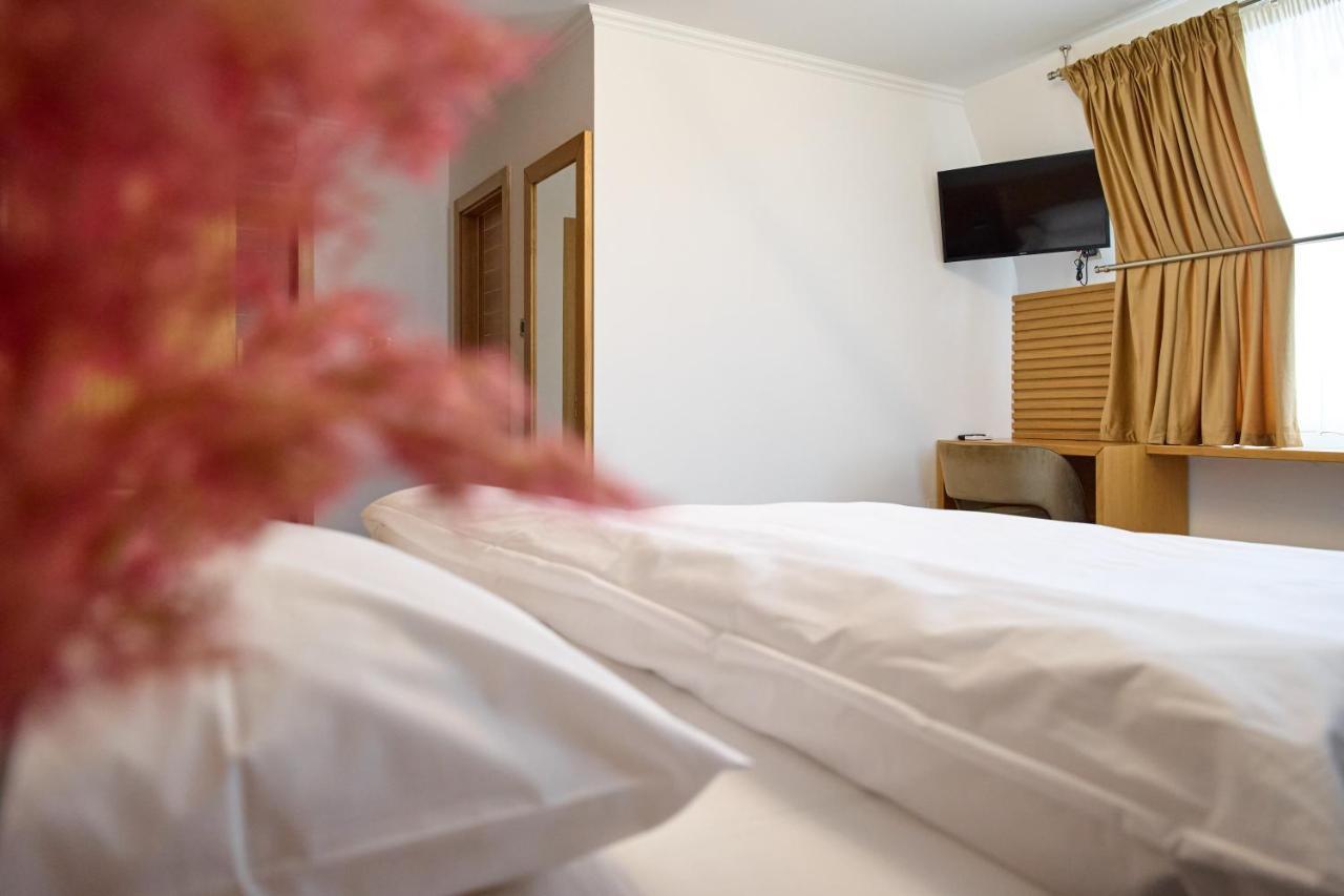 Hotel Eden Rimnicu Sarat Exteriör bild