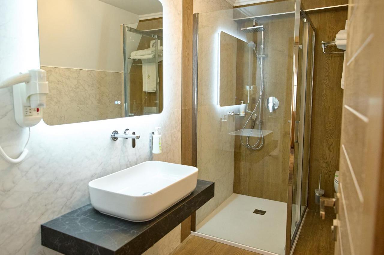 Hotel Eden Rimnicu Sarat Exteriör bild