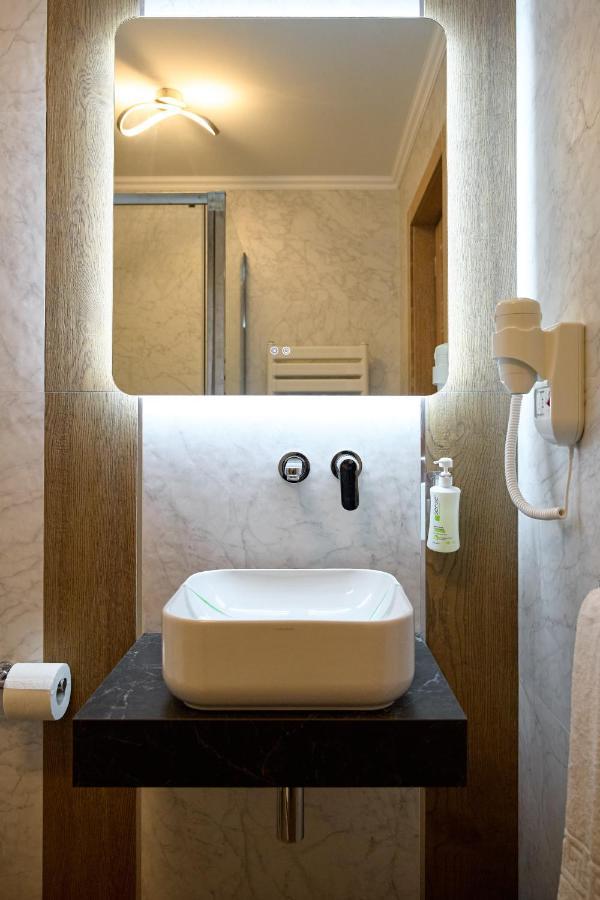 Hotel Eden Rimnicu Sarat Exteriör bild
