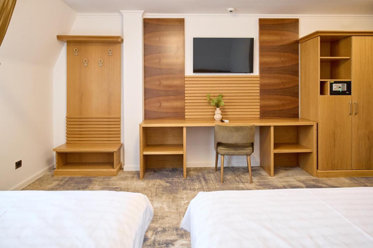 Hotel Eden Rimnicu Sarat Exteriör bild