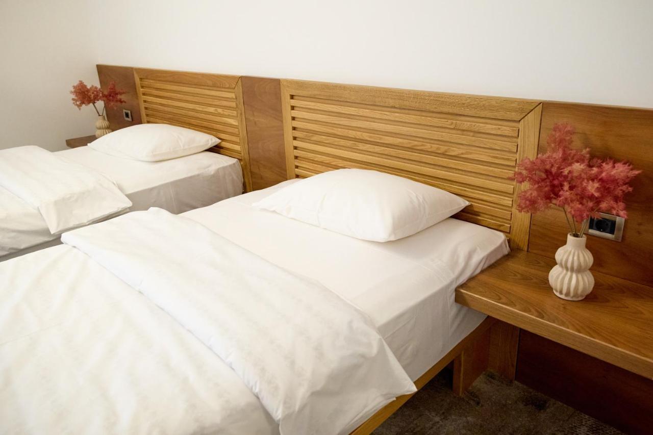 Hotel Eden Rimnicu Sarat Exteriör bild