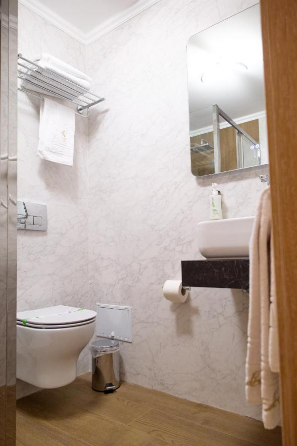 Hotel Eden Rimnicu Sarat Exteriör bild