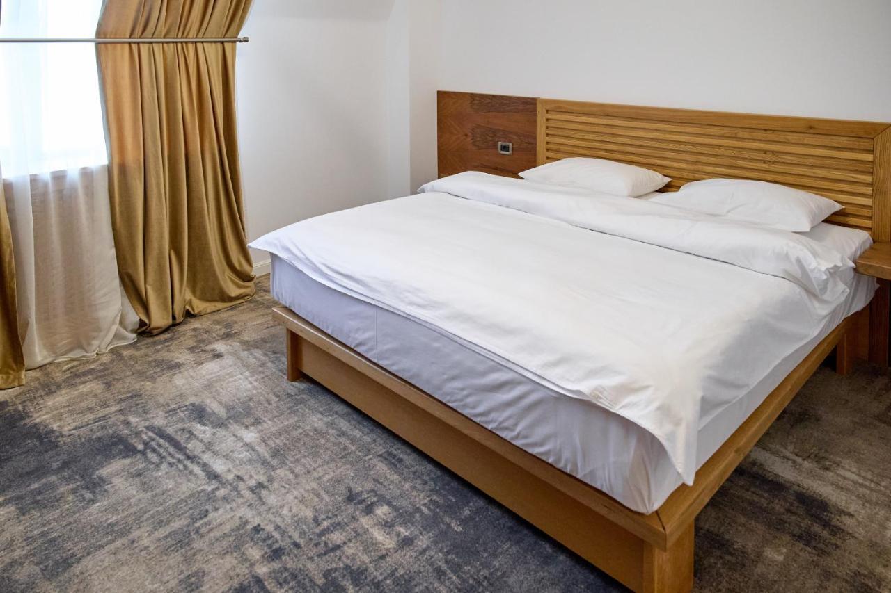 Hotel Eden Rimnicu Sarat Exteriör bild