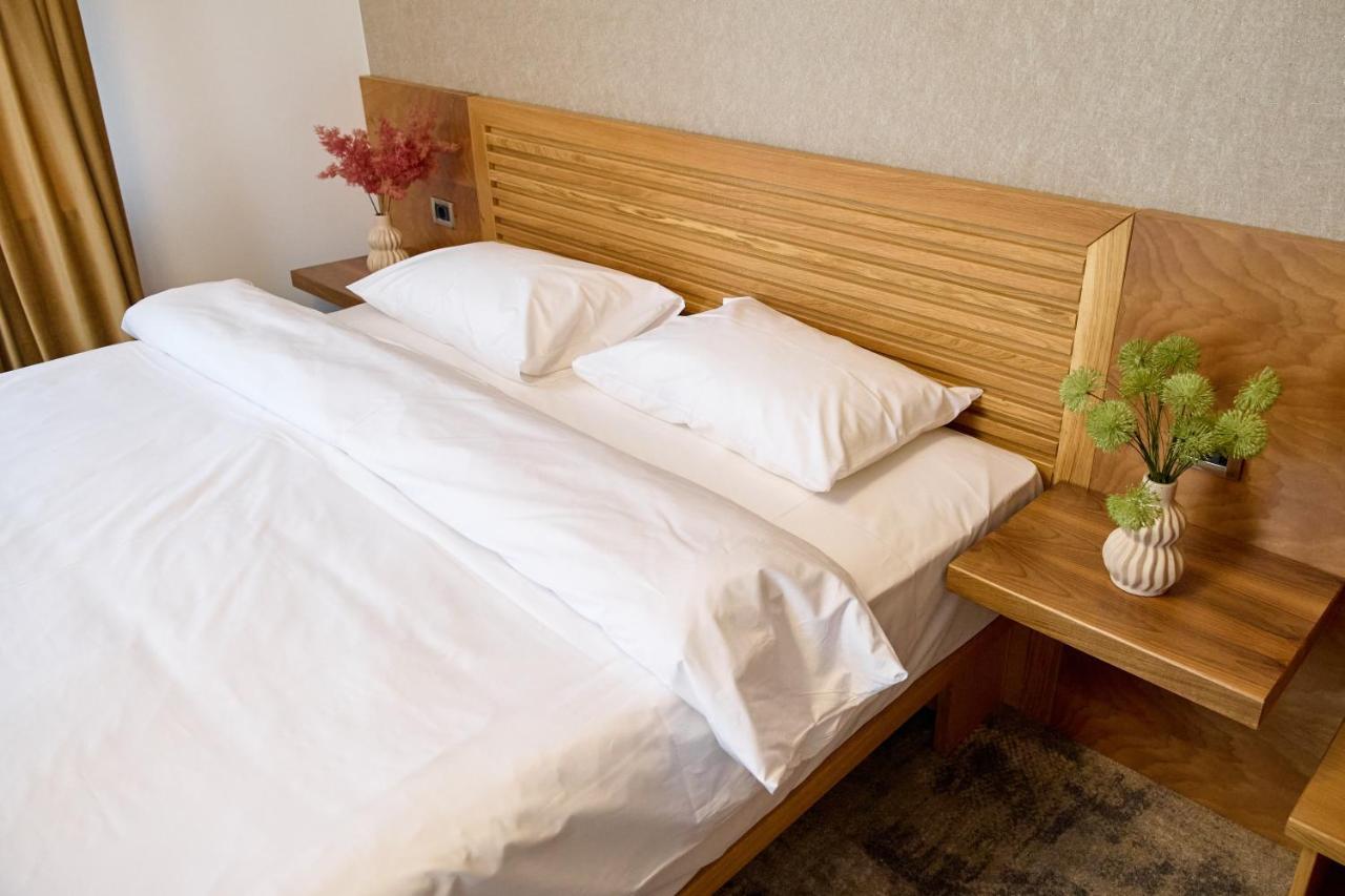 Hotel Eden Rimnicu Sarat Exteriör bild