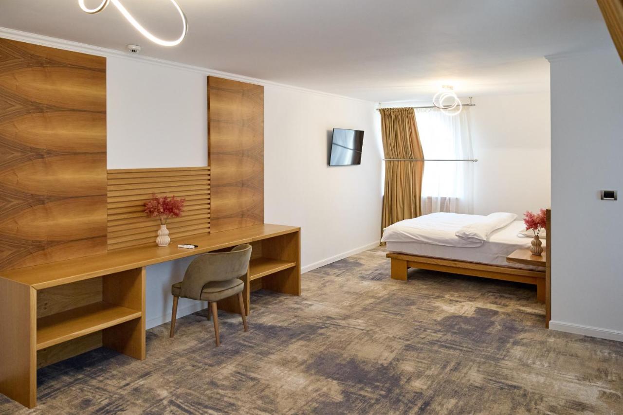 Hotel Eden Rimnicu Sarat Exteriör bild